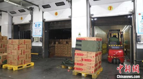 　圖為叉車工人將速凍食品擺放整齊。 惠濟(jì)區(qū)委宣傳部供圖